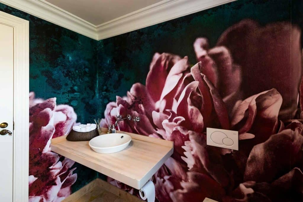 The wallpaper in this modern bathroom features a striking floral mural that stands out for its bold design and dramatic color palette. The mural displays large, abstract flowers in shades of red and white against a rich, dark background. The contrast between the vivid reds and whites creates a visually captivating effect, making it perfect for any design portfolio focused on contemporary or artistic interior spaces.


Key elements include:
- Large abstract flowers
- Vibrant red hues
- Crisp white accents
- Dark, moody background

This combination transforms any space into an artistic retreat.