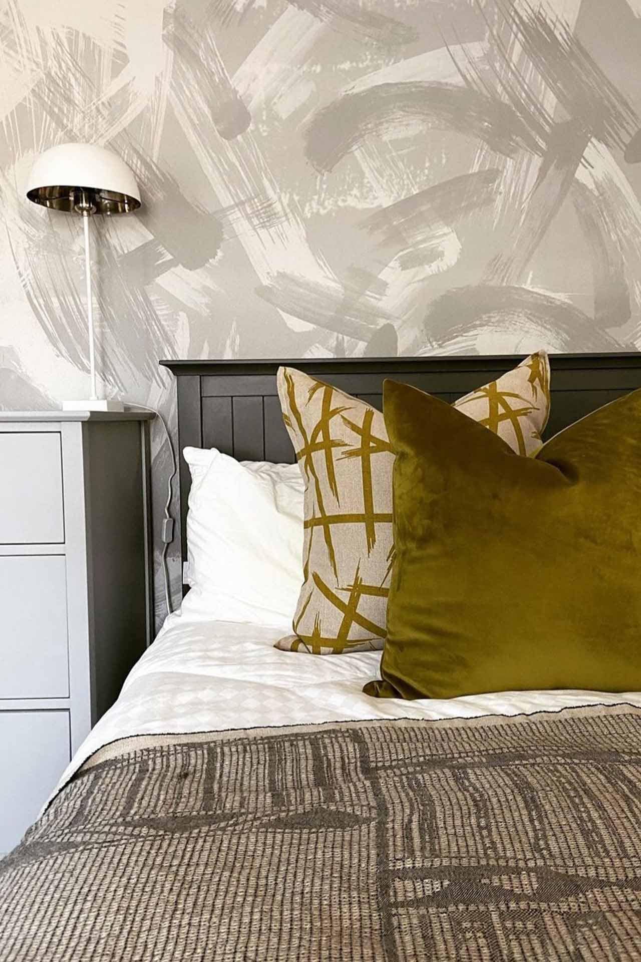 The wallpaper features abstract brushstroke patterns in varying shades of gray.