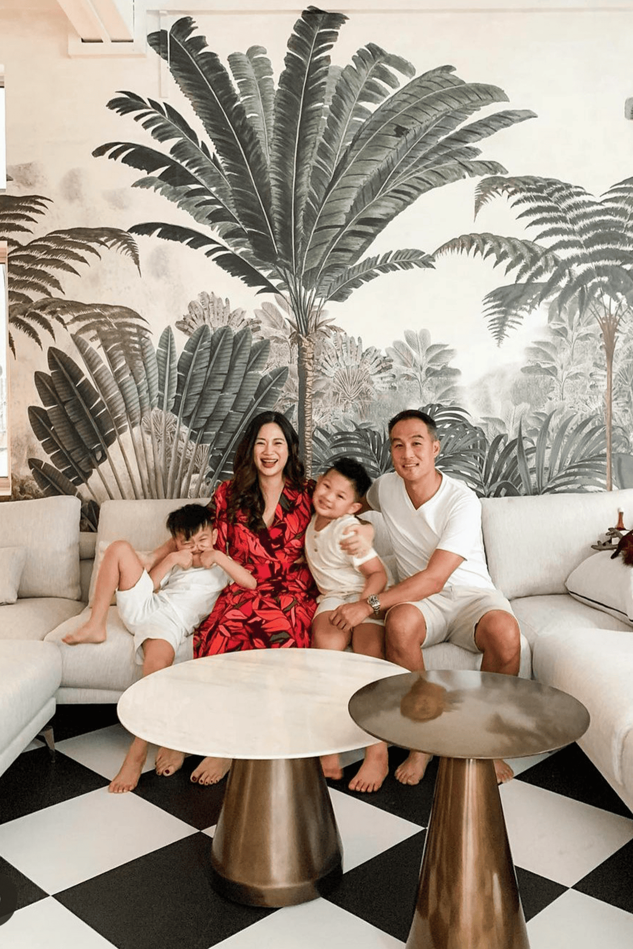 The wallpaper features black-and-white palm tree patterns.