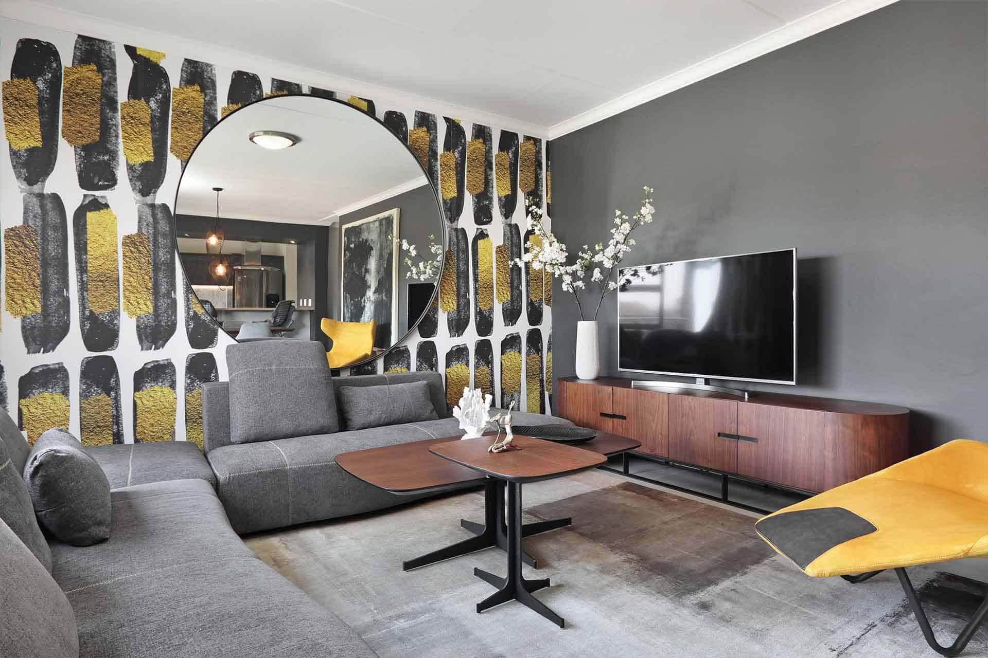 The wallpaper features a bold black and yellow pattern, reminiscent of an investment portfolio's diversity.