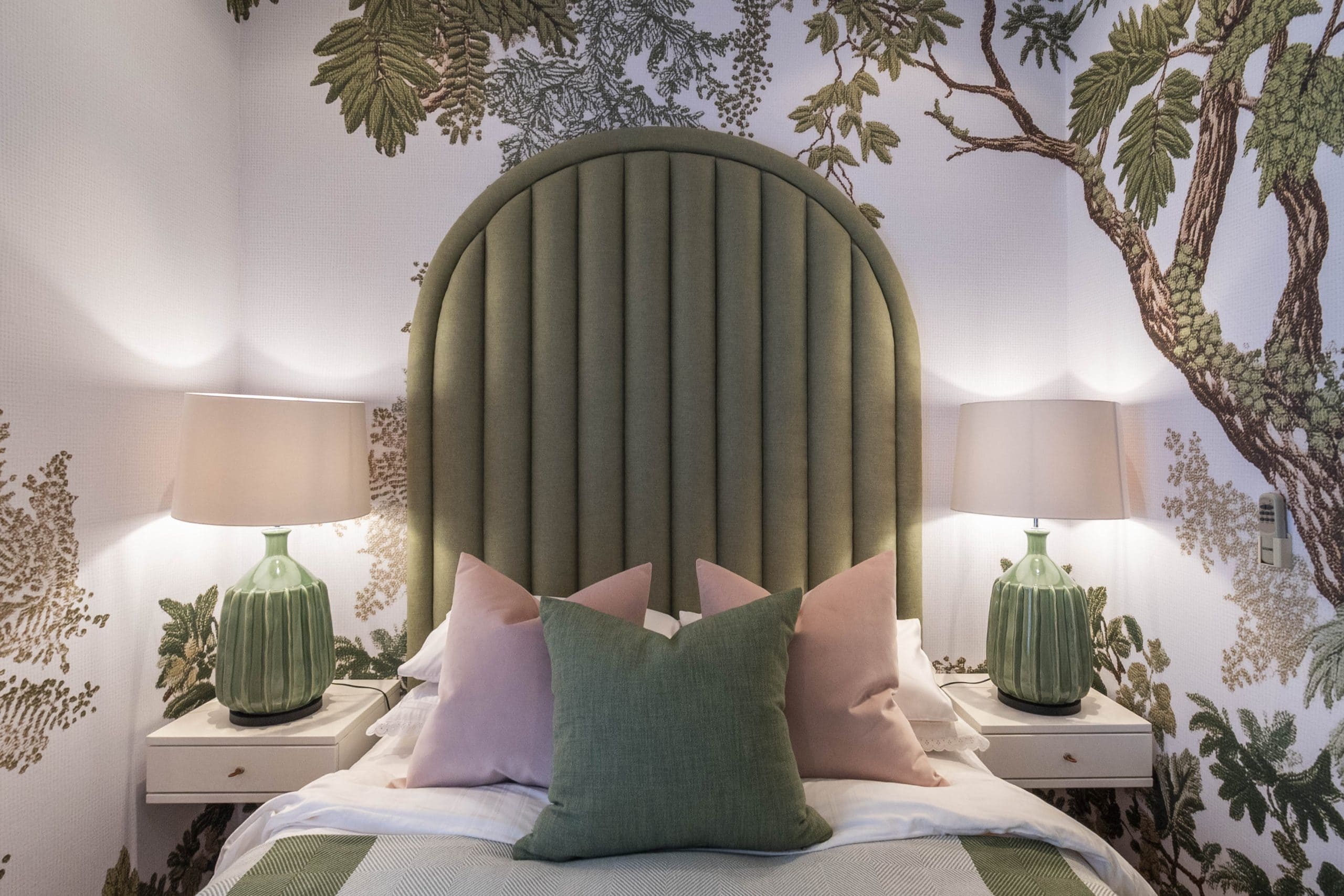 Wallpaper with leafy trees and branches, featuring green foliage and natural tones.