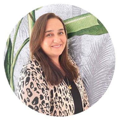 Wallpaper with green leaves and palm tree illustrations.