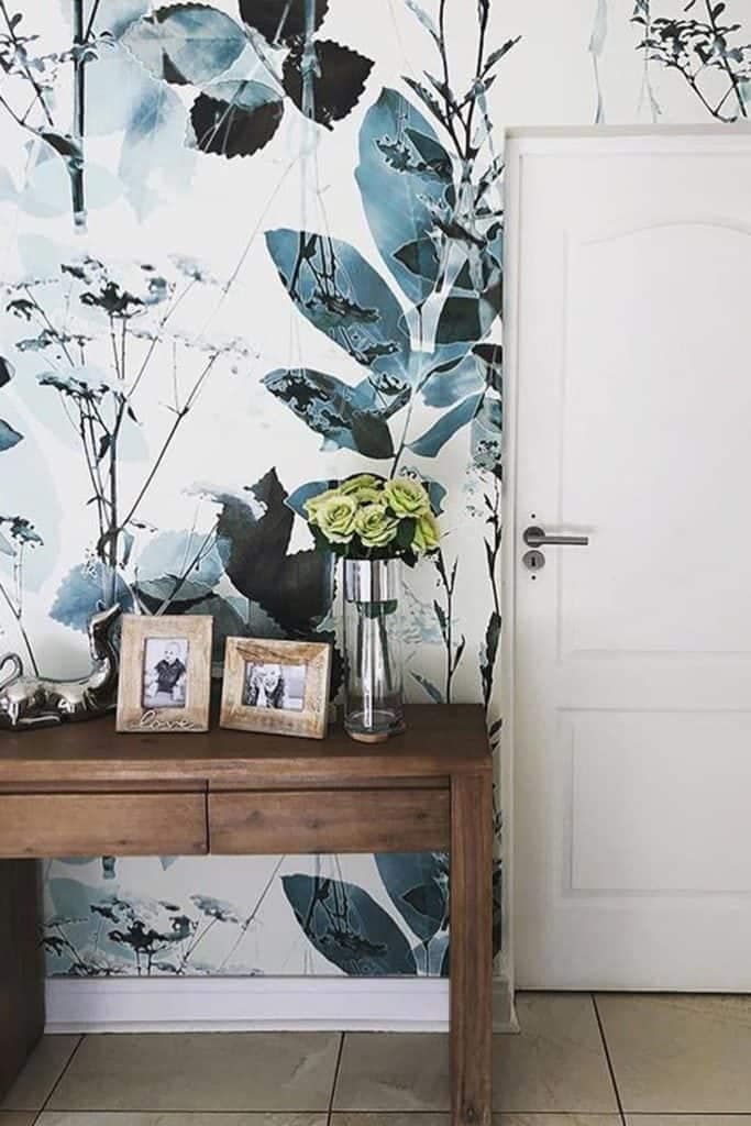 Blue and white leafy wallpaper featuring detailed leaf patterns.