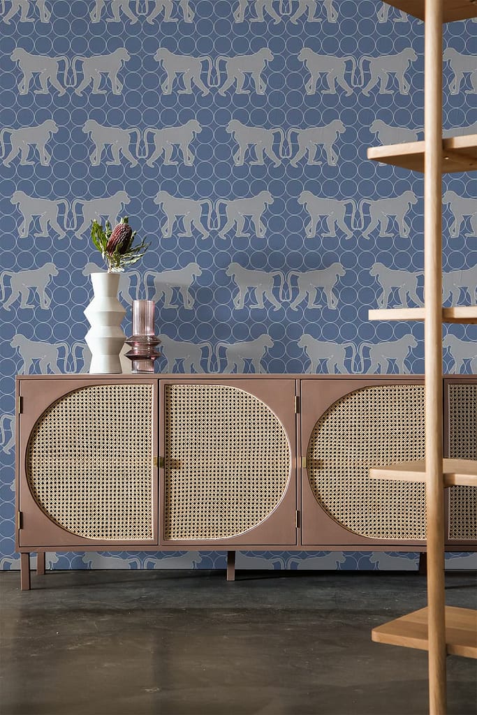 The wallpaper features intricate horse patterns in shades of blue and white, creating a stylish and dynamic backdrop. The detailed horse illustrations add a touch of elegance, with varying tones of blue bringing depth and interest to the white background.