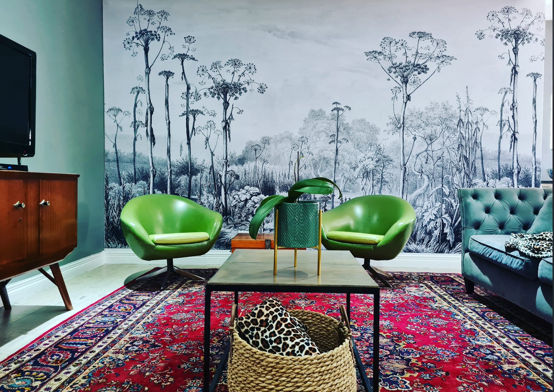 The wallpaper features a black and white mural depicting tall wildflowers. The elements include various wildflower shapes in monochrome tones, creating a striking yet subtle background. Colors are strictly black and white, emphasizing the intricate details of the floral patterns.